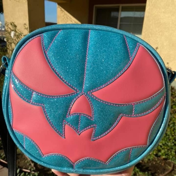 Love pain and stitches Handbags - DISO Love Pain and Stitches